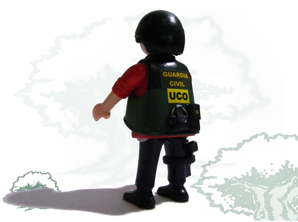 Muñeco articulado UCO de la Guardia Civil