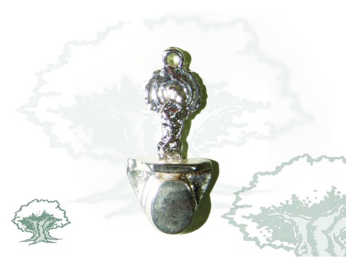 Colgante Virgen del Pilar sobre tricornio plateado