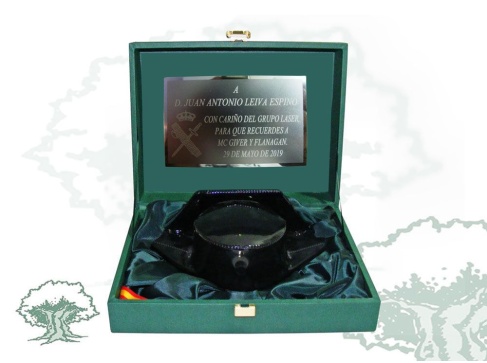 Tricornio reducido de charol