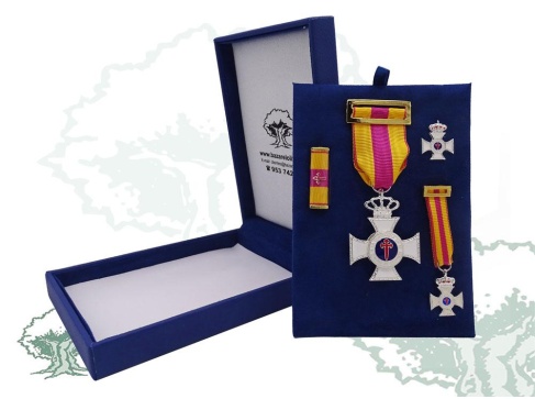 Cruz Constancia en el Servicio de plata de lujo