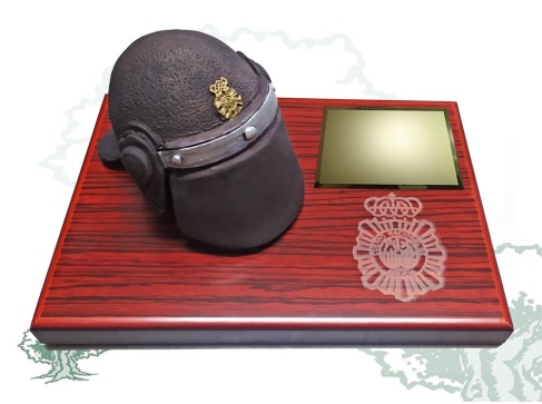 Casco de sobremesa UIP de la Policía Nacional decorado a mano