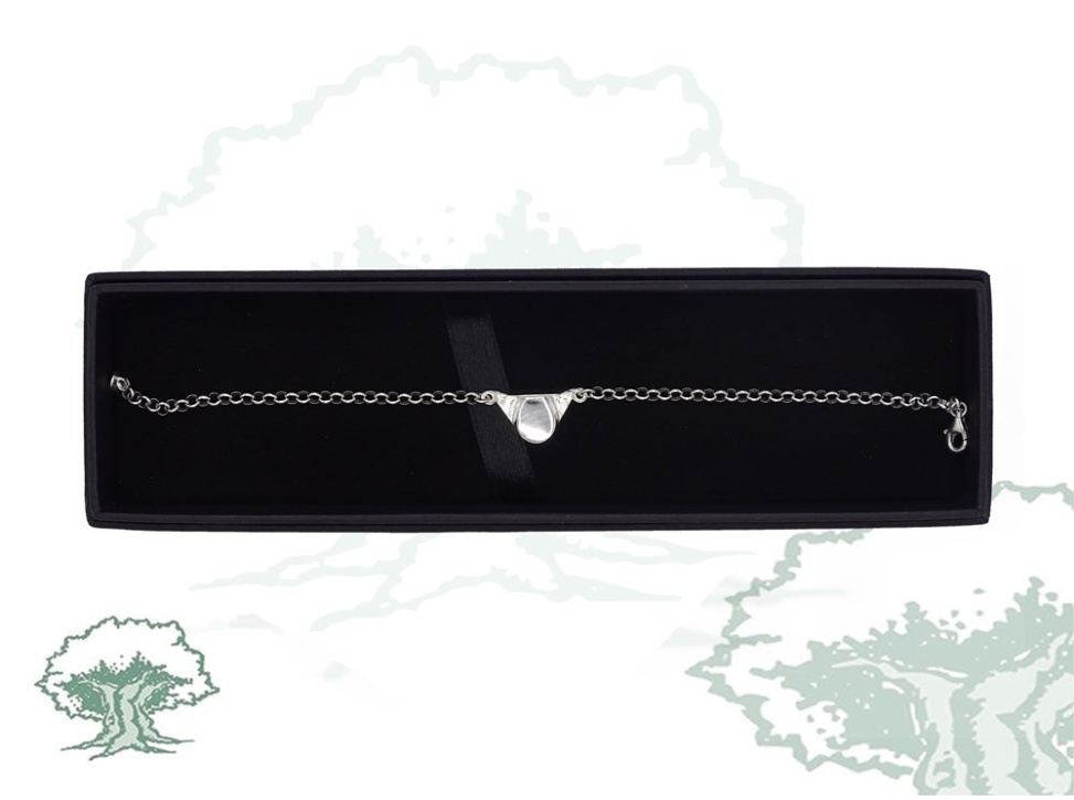 Pulsera con tricornio grande de plata