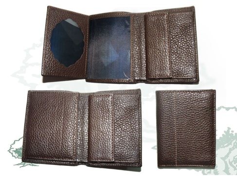 Cartera monedero con chapa en marrón