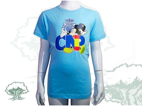 Camiseta Policía Nacional con muñeco de niño