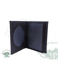 Cartera marrón con chapa