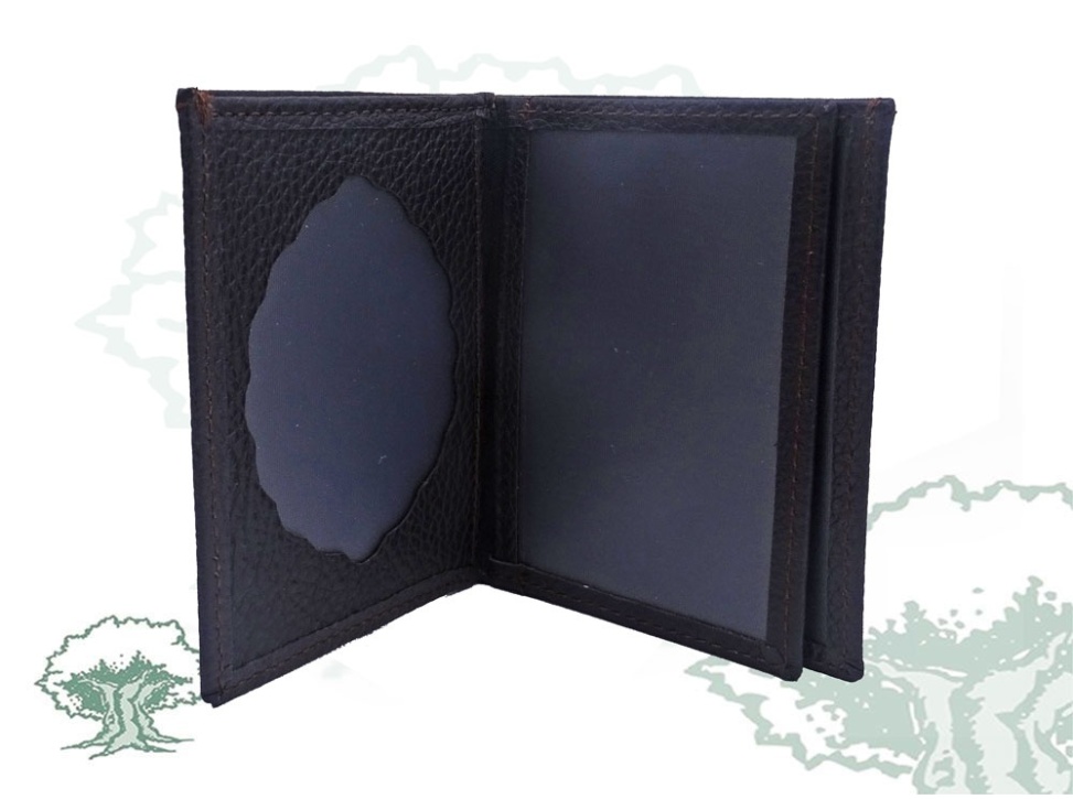 Cartera marrón con chapa