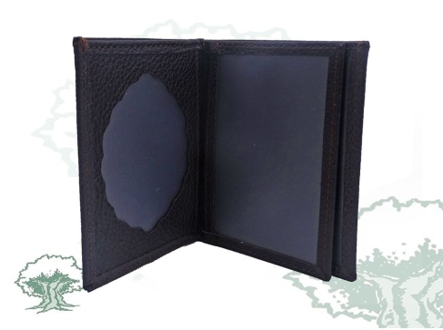 Cartera marrón con chapa