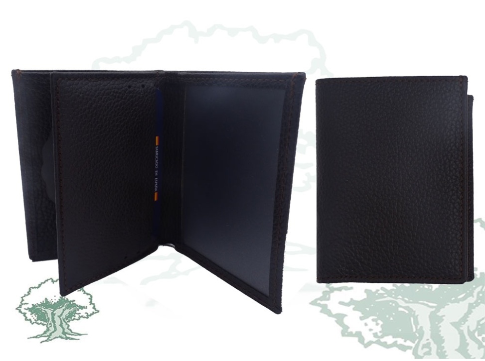 Cartera marrón con chapa