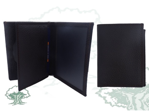 Cartera marrón con chapa