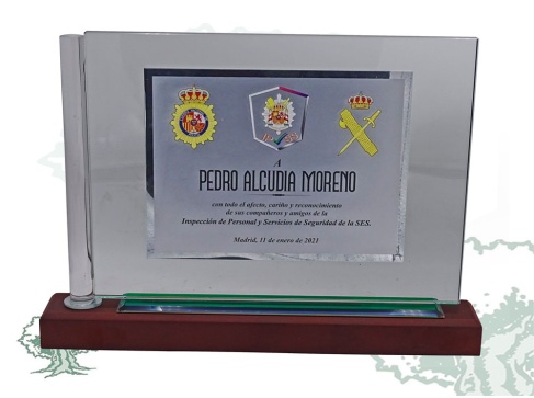 Placa de cristal y madera con pergamino
