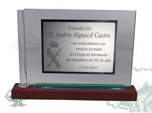 Placa de cristal y madera con pergamino