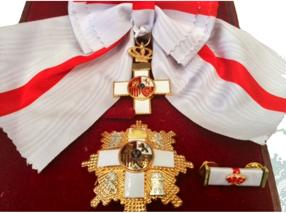 Gran Cruz Mérito Militar distintivo blanco con banda y venera