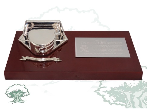 Tricornio de escritorio bañado en plata con leyenda