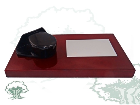 Tricornio de sobremesa charol y resina